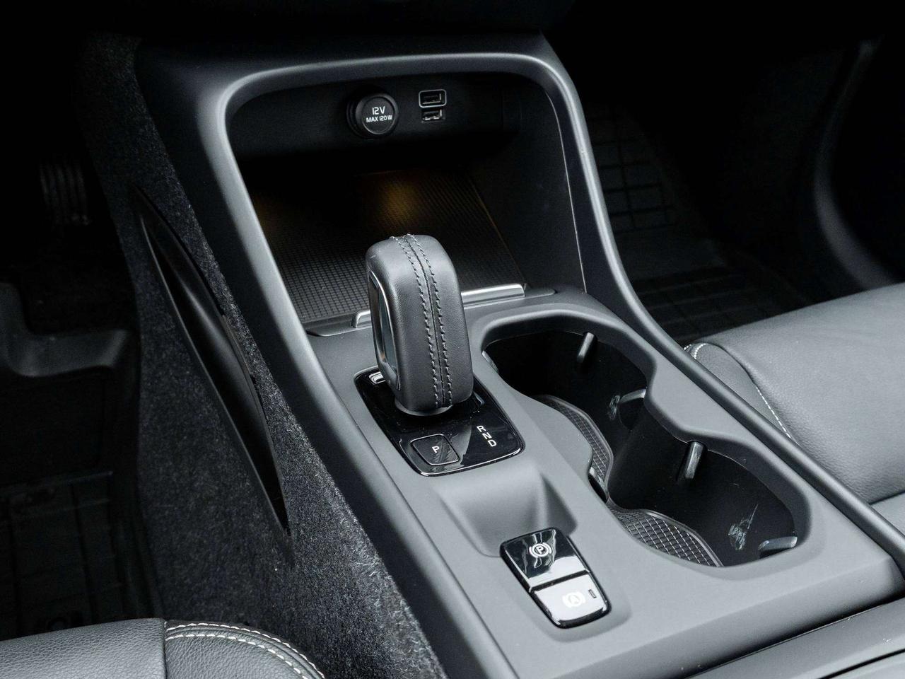 2019 Volvo XC40 Momentum PLUS^Trade In^Navi^Power Roof^One Owner Photo