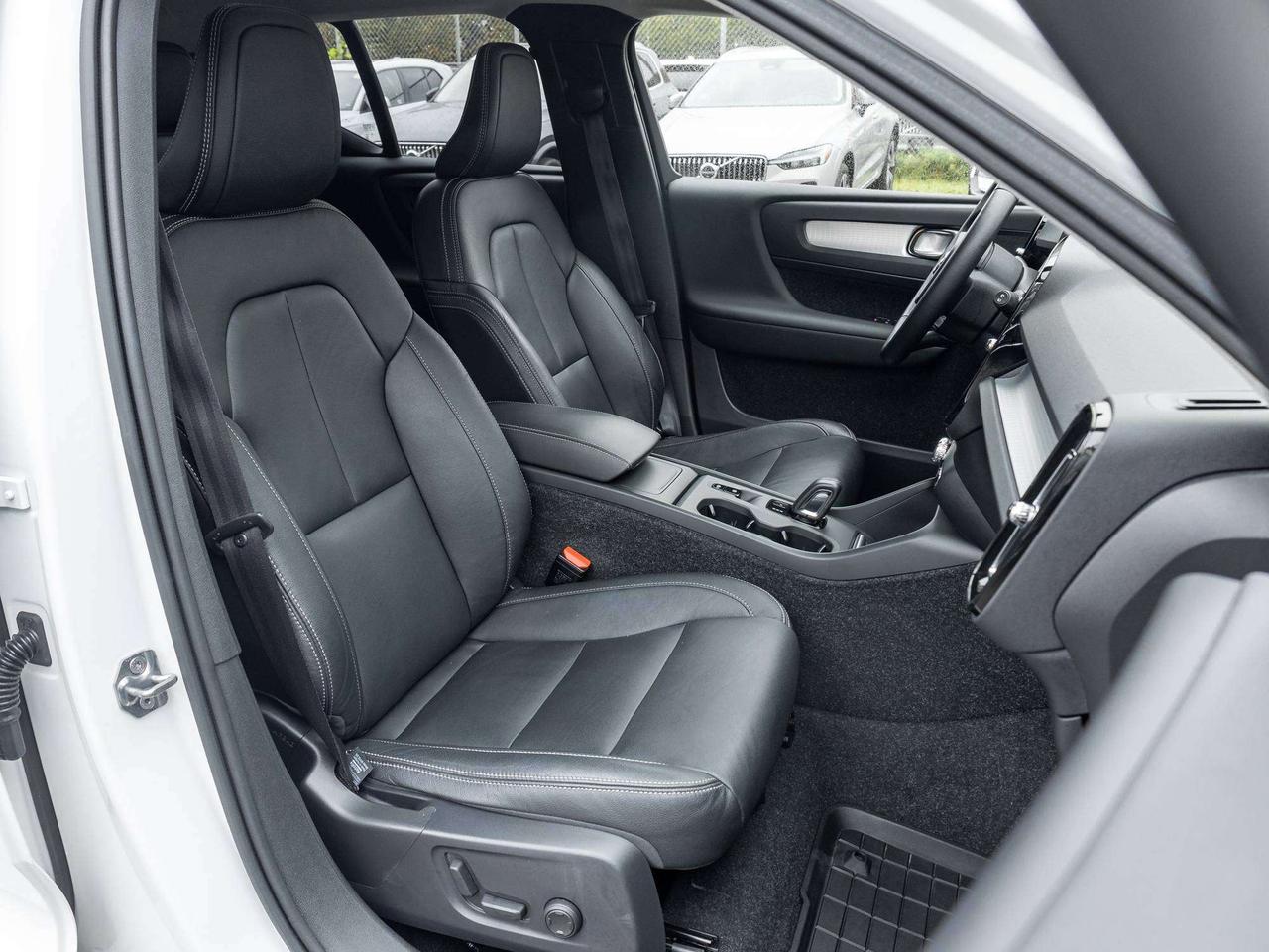 2019 Volvo XC40 Momentum PLUS^Trade In^Navi^Power Roof^One Owner Photo