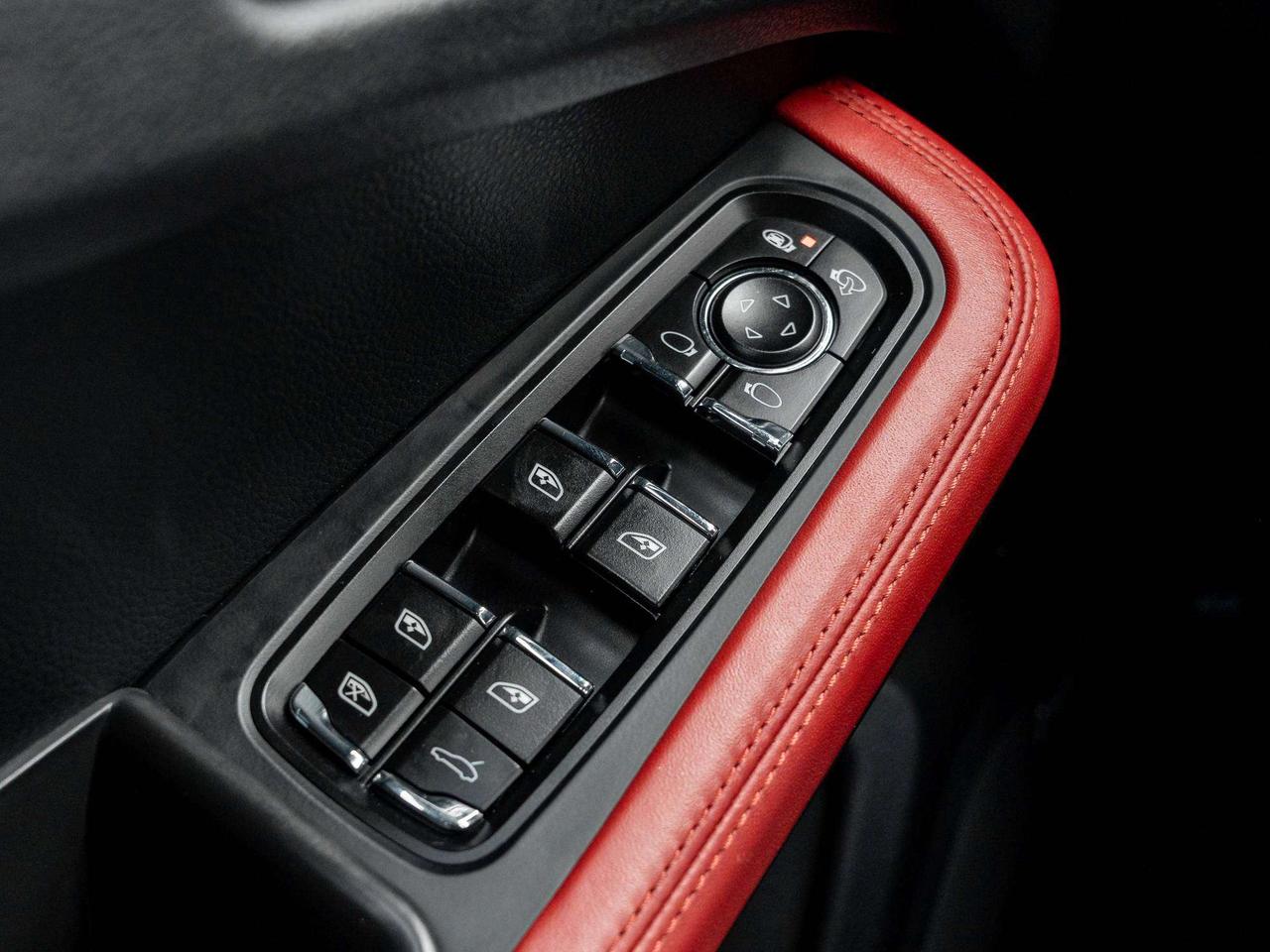 2021 Porsche Macan ONE OWNER   ACCIDENT FREE  AVAILABLE FOR FINANCING Photo