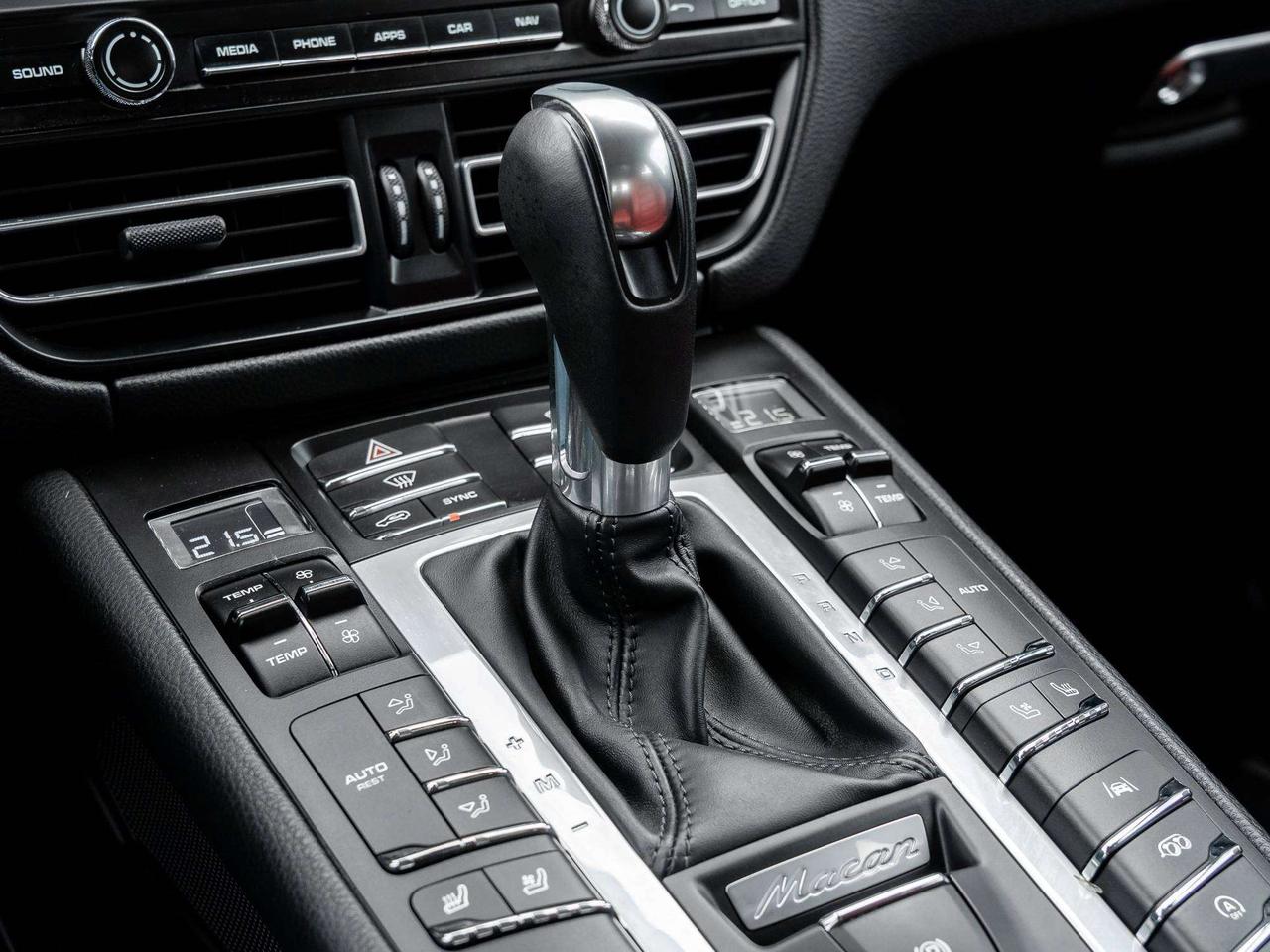2021 Porsche Macan ONE OWNER   ACCIDENT FREE  AVAILABLE FOR FINANCING Photo
