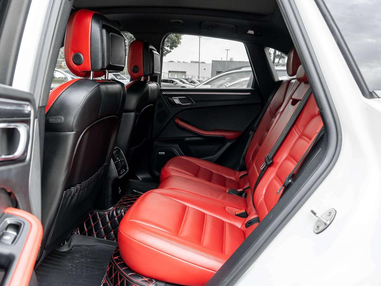 2021 Porsche Macan ONE OWNER   ACCIDENT FREE  AVAILABLE FOR FINANCING Photo