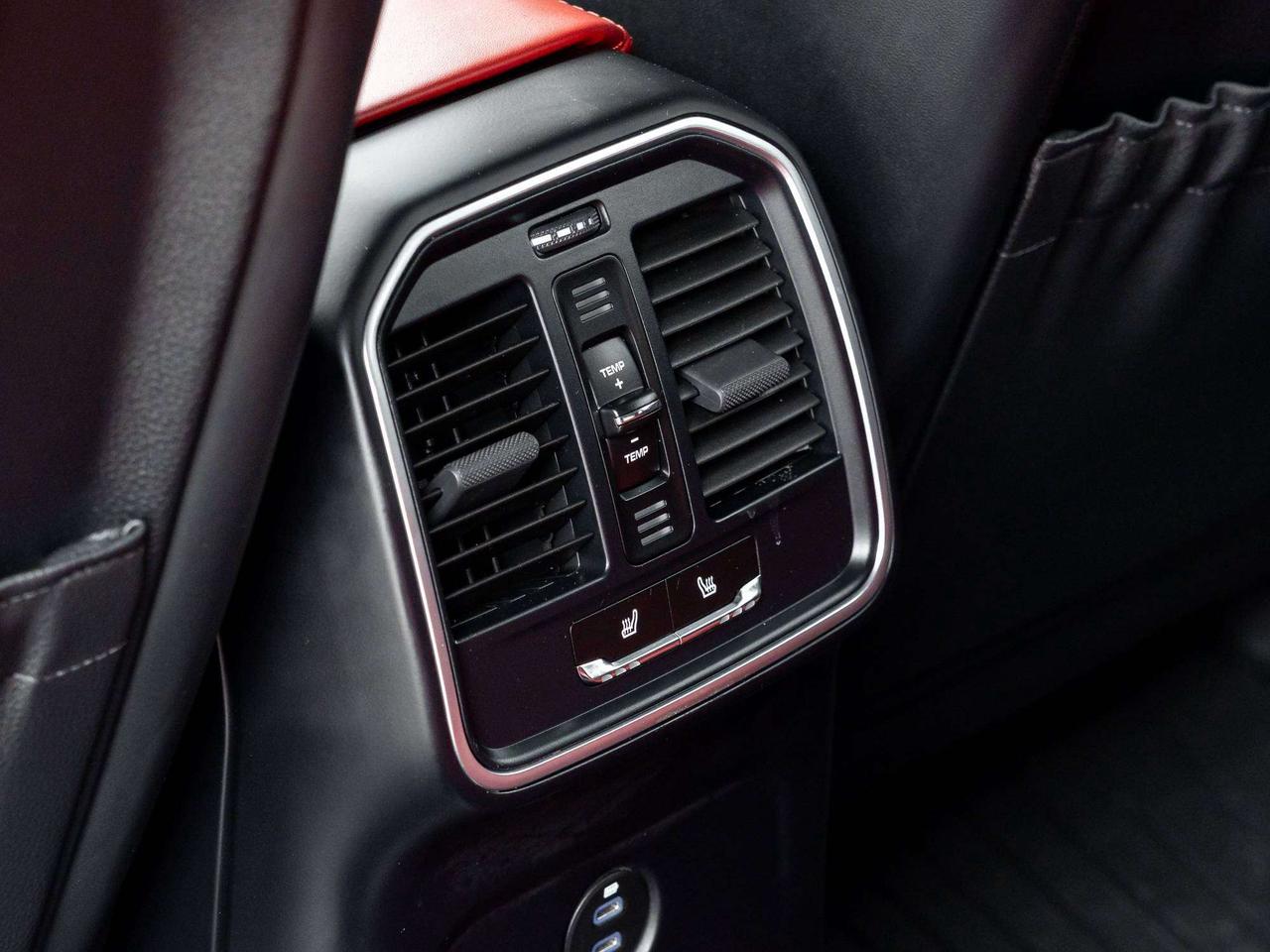 2021 Porsche Macan ONE OWNER   ACCIDENT FREE  AVAILABLE FOR FINANCING Photo