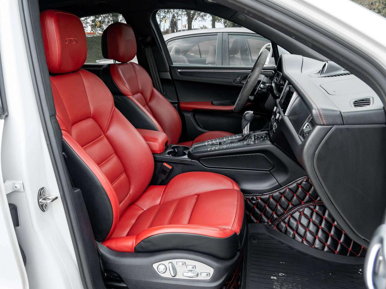 2021 Porsche Macan ONE OWNER   ACCIDENT FREE  AVAILABLE FOR FINANCING Photo