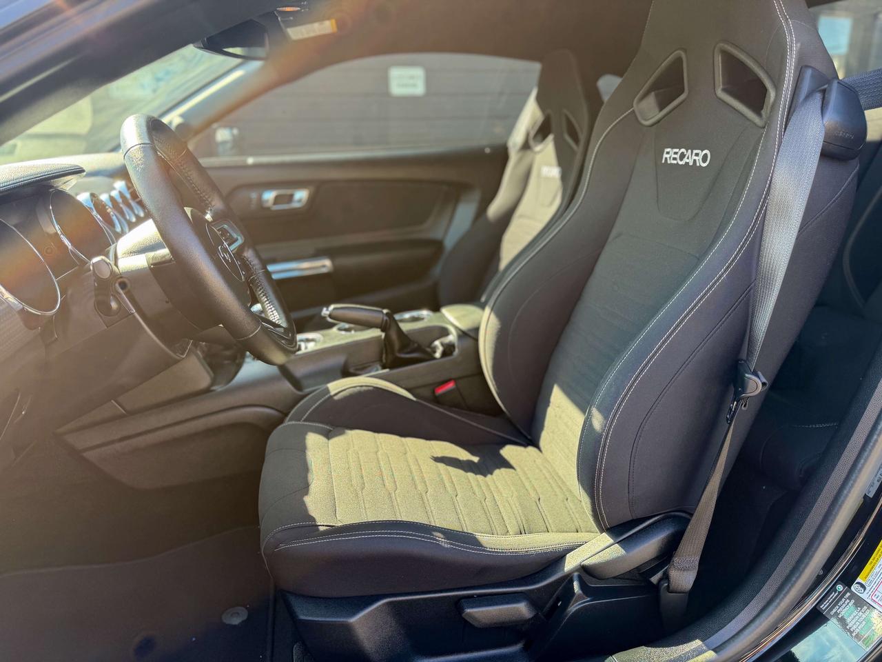 2017 Ford Mustang GT/6 SPEED MANUAL/CAMERA/NO ACCIDENTS/LOW KM/5.0 L Photo