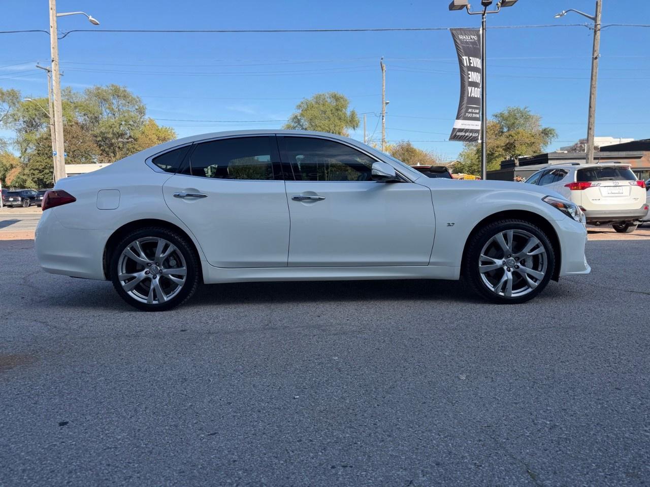 2016 Infiniti Q70  Photo