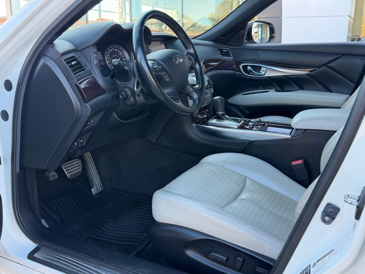 2016 Infiniti Q70  Photo