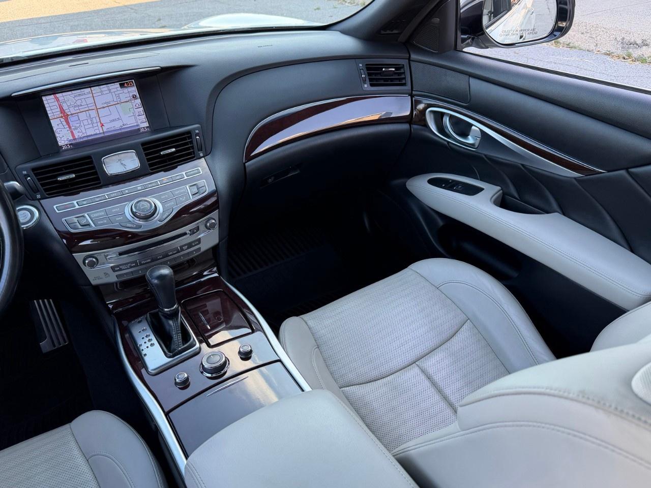 2016 Infiniti Q70  Photo