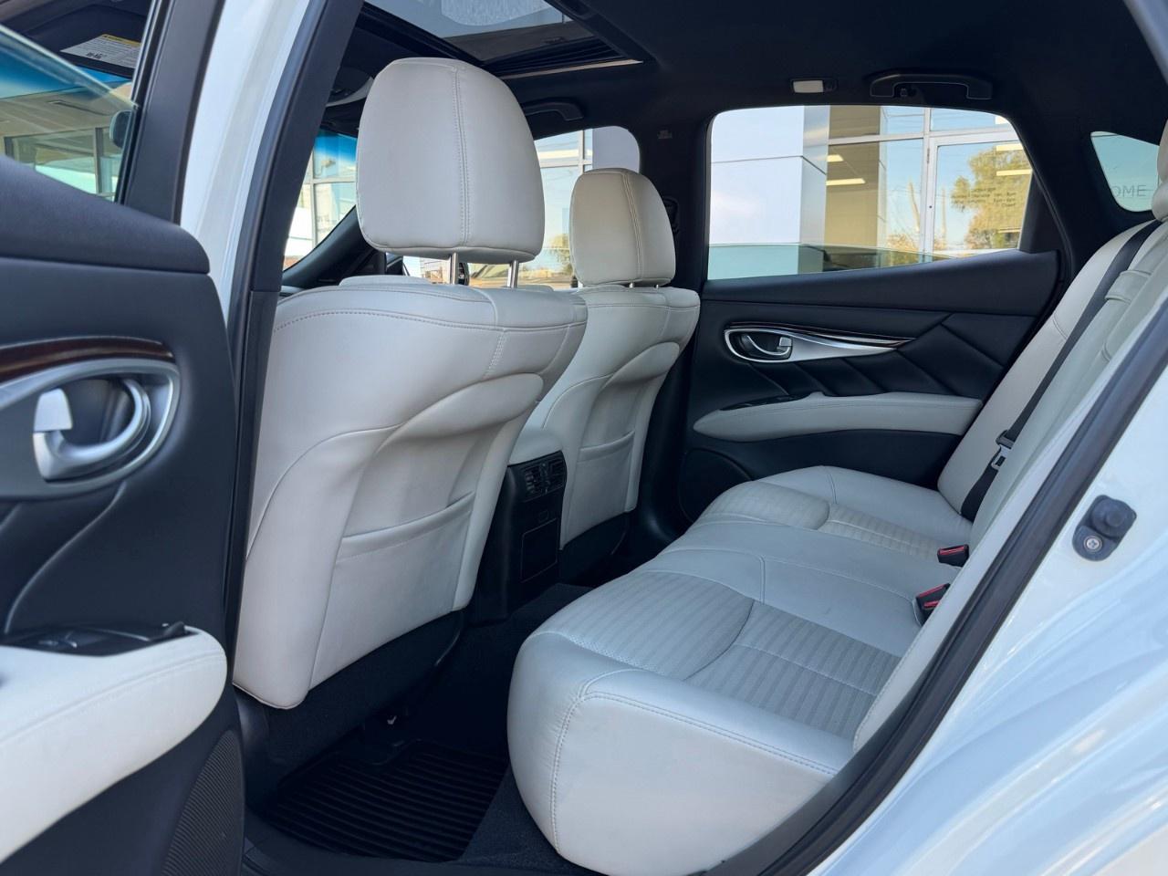 2016 Infiniti Q70  Photo