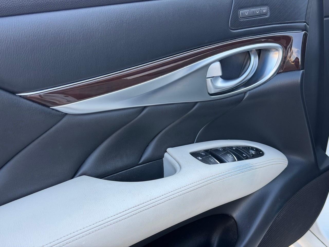 2016 Infiniti Q70  Photo