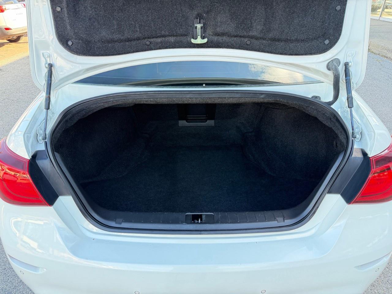 2016 Infiniti Q70  Photo