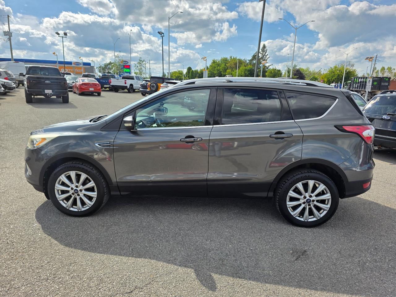 2017 Ford Escape Titanium 4dr 4x4 Photo3