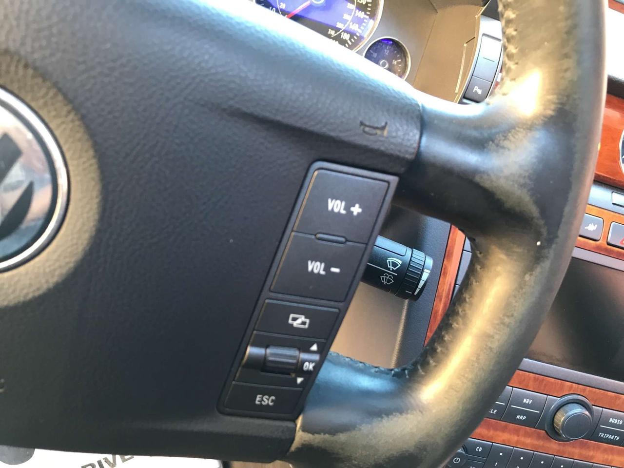 2006 Volkswagen PHAETON A/W/D/ NAVIGATION/ LEATHER/ SUNROOF/ SPOTLESS / Photo