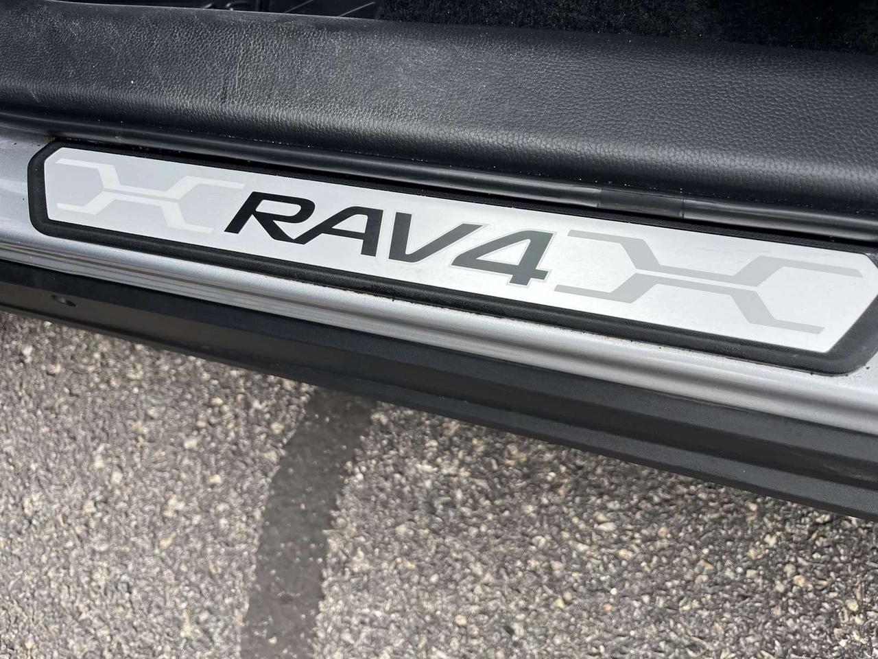 2025 Toyota RAV4 XLE Photo
