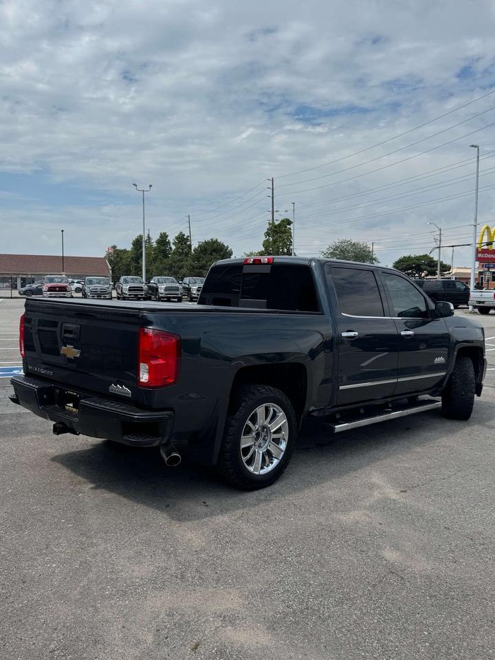 2017 Chevrolet Silverado 1500 4WD Crew Cab 143.5 High Country 5'8 Lined Box Photo