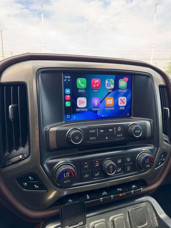 2017 Chevrolet Silverado 1500 4WD Crew Cab 143.5 High Country 5'8 Lined Box Photo