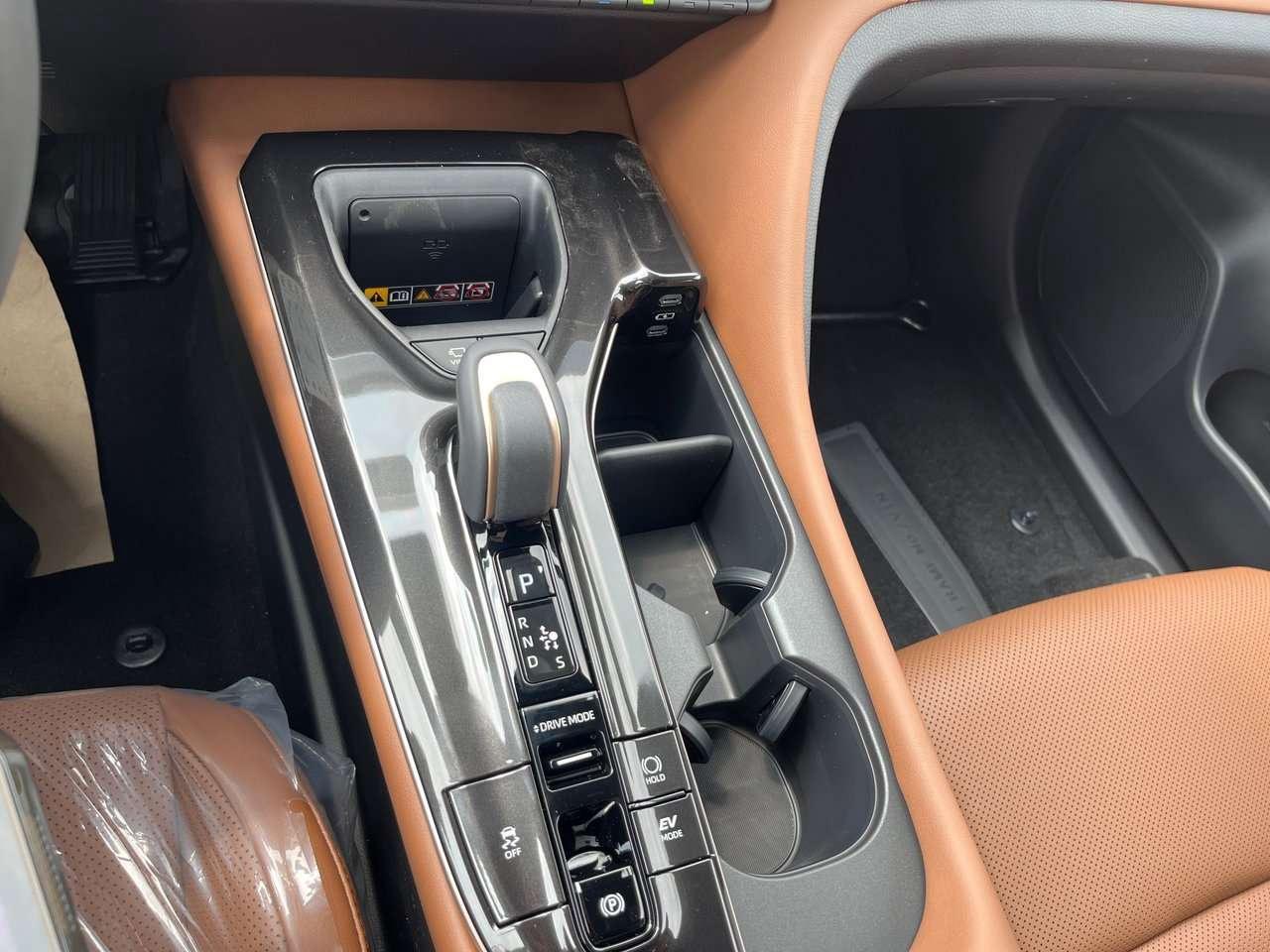 2026 Toyota Crown Signia Limited PUDDLE LAMPS   DRIVER MONITOR CAMERA   PANORAMIC VIEW MONITOR   WIRELESS CARPLAY/ANDROID AUTO Photo