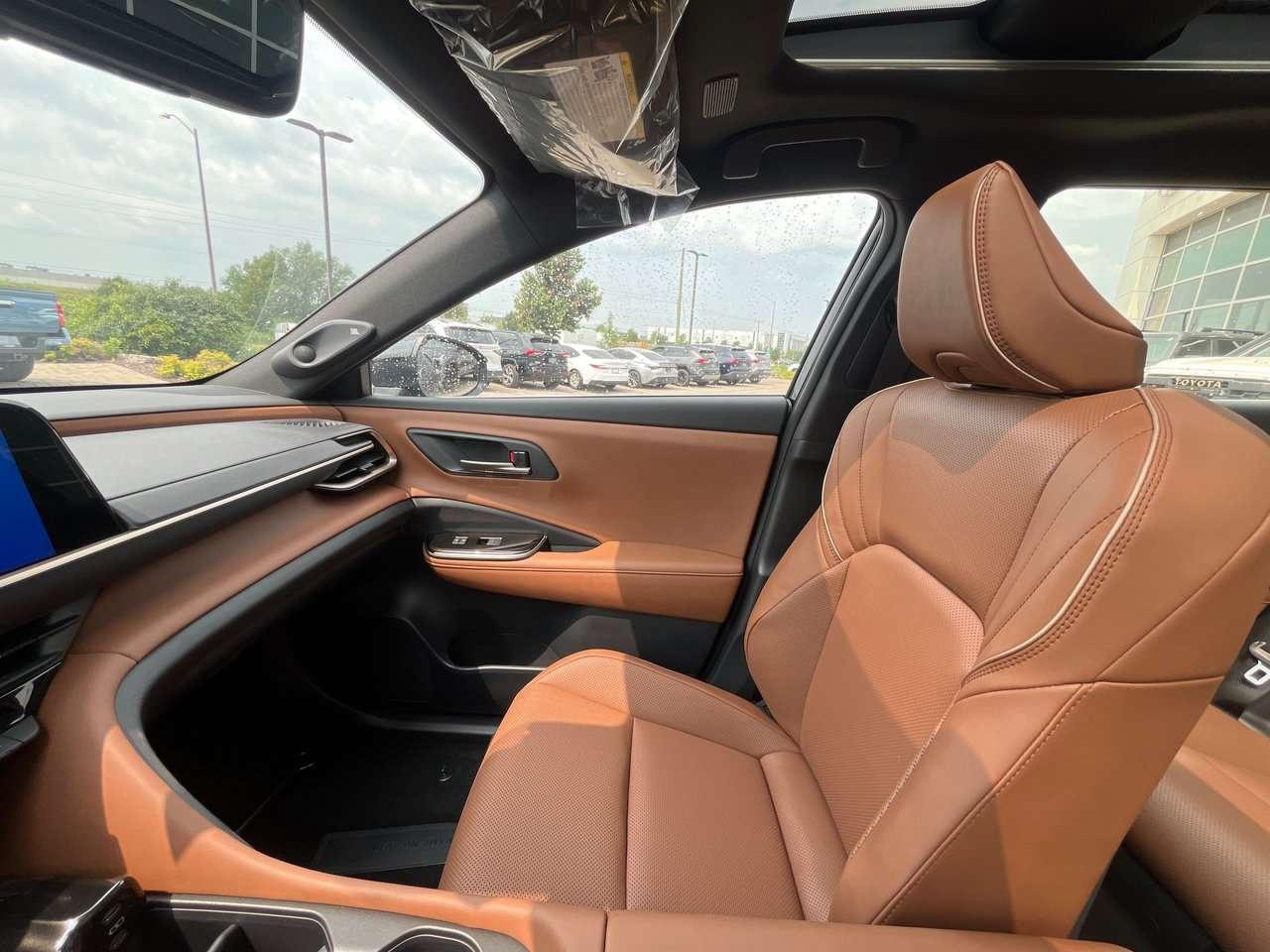 2026 Toyota Crown Signia Limited PUDDLE LAMPS   DRIVER MONITOR CAMERA   PANORAMIC VIEW MONITOR   WIRELESS CARPLAY/ANDROID AUTO Photo