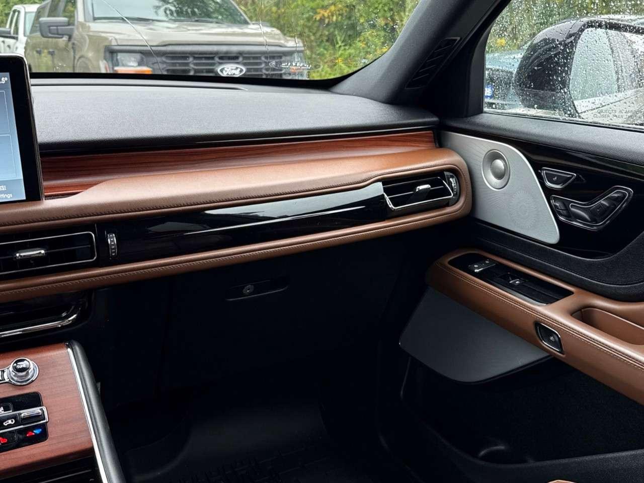 2023 Lincoln Aviator RESERVE   TOW PKG   PERFECT POSITION SEATS   ILLUM Photo