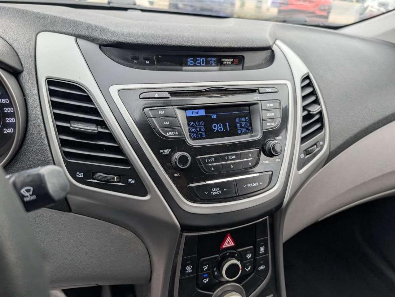 2016 Hyundai Elantra L Photo