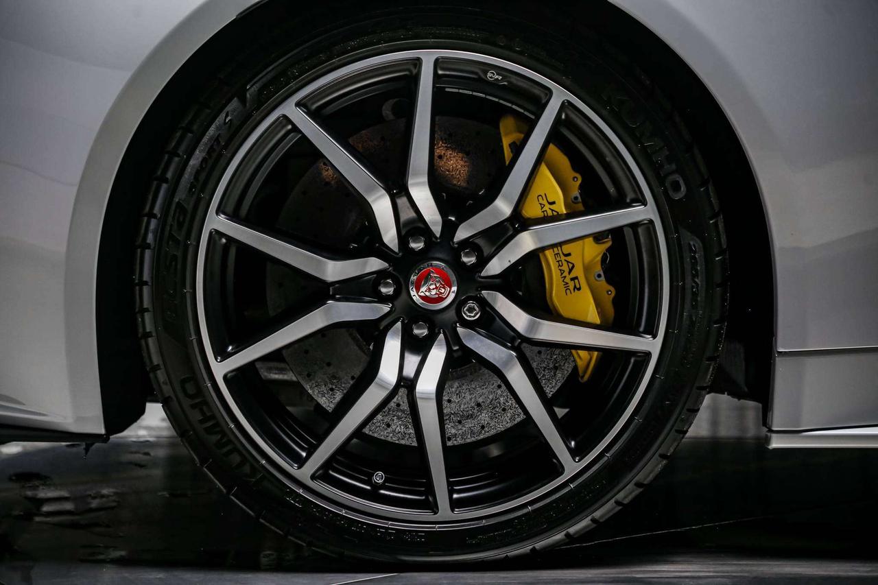 2017 Jaguar F-Type SVR AWD V8 SC 575HP CARBONCERAMIC NOACCIDENTS Photo