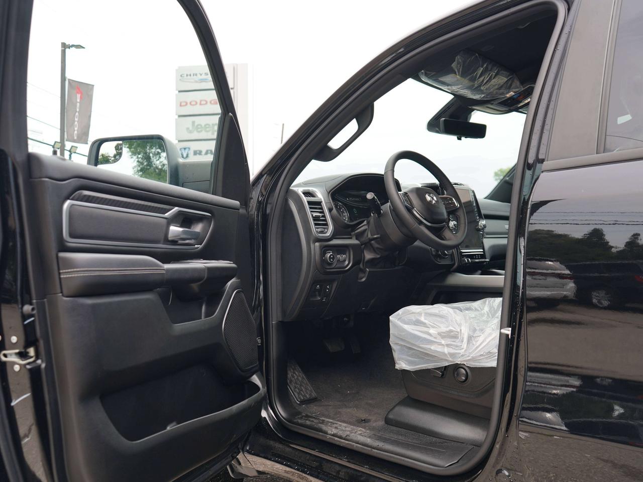 2025 RAM 1500 BIG HORN, Photo