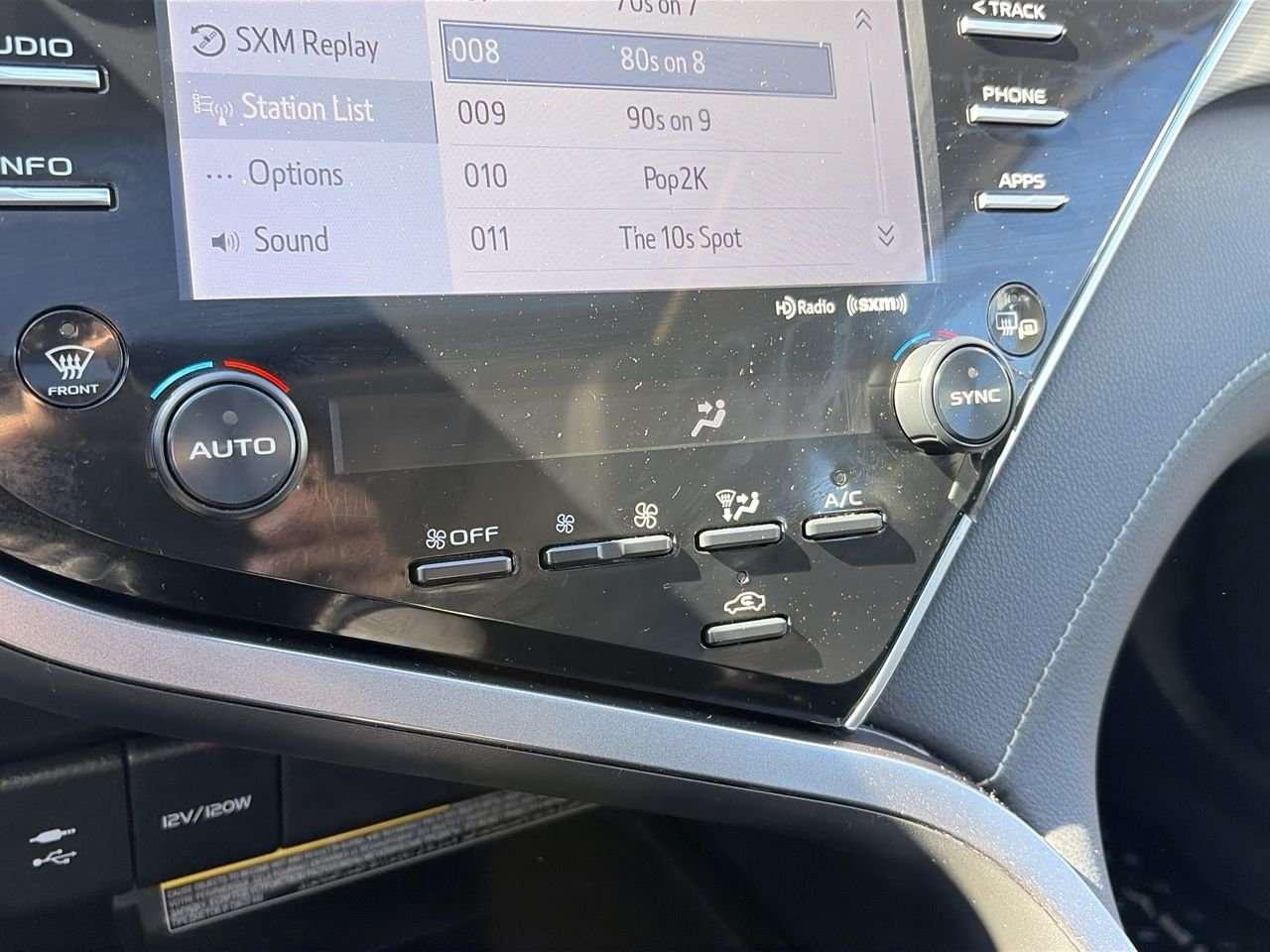 2018 Toyota Camry SE BACKUP CAM   WIRELESS PHONE CHARGER   DRIVE MODE SELECT Photo