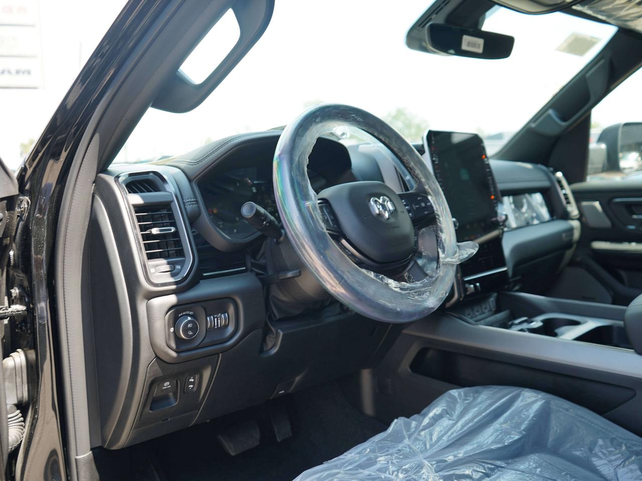 2026 RAM 1500 SPORT LEVEL EQUIPMENT, DUAL SUNROOF Photo