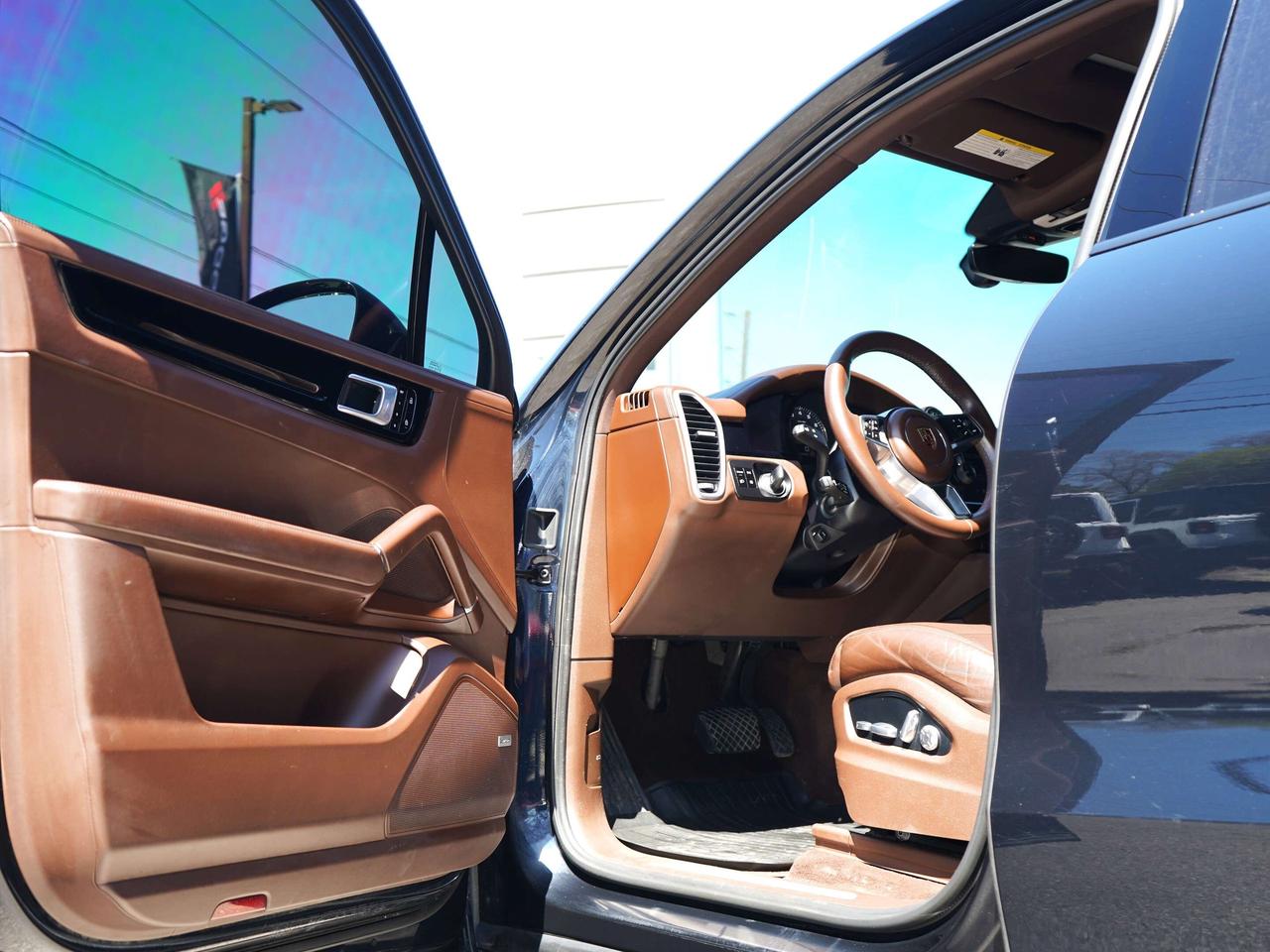 2019 Porsche Cayenne HYBRID, 3.0L  TURBO CHARGED V6 Photo