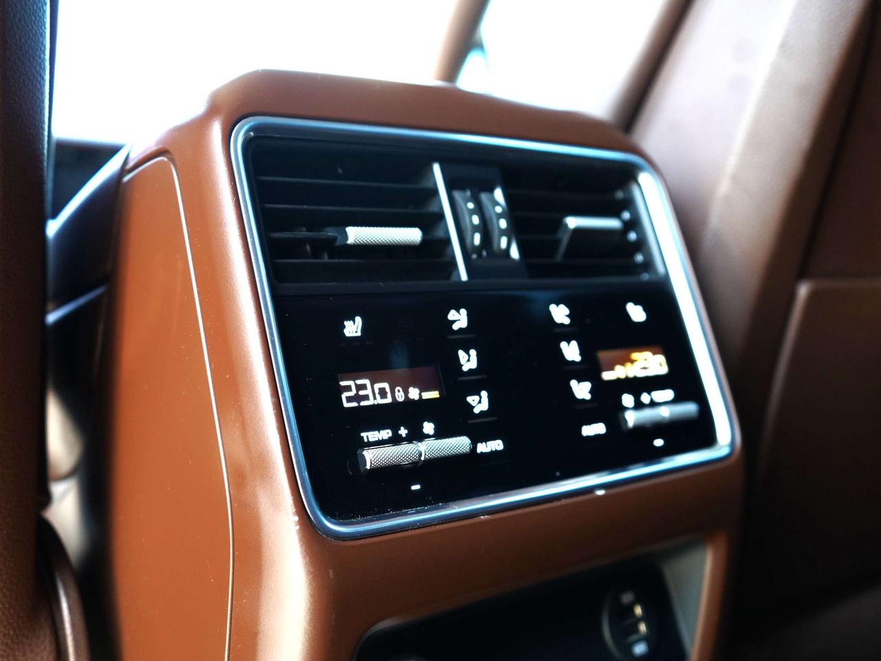 2019 Porsche Cayenne HYBRID, 3.0L  TURBO CHARGED V6 Photo