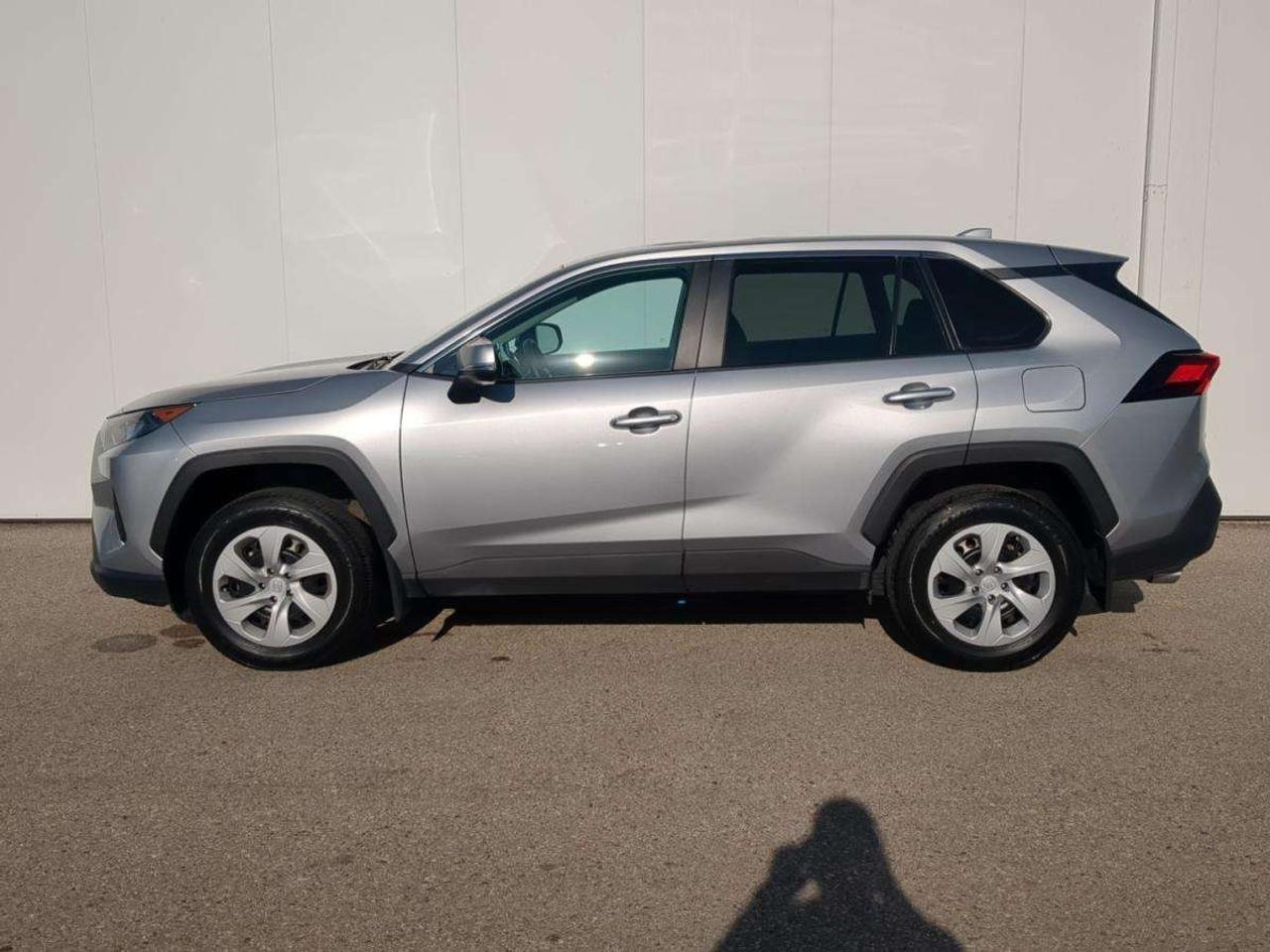 2025 Toyota RAV4 LE Photo4
