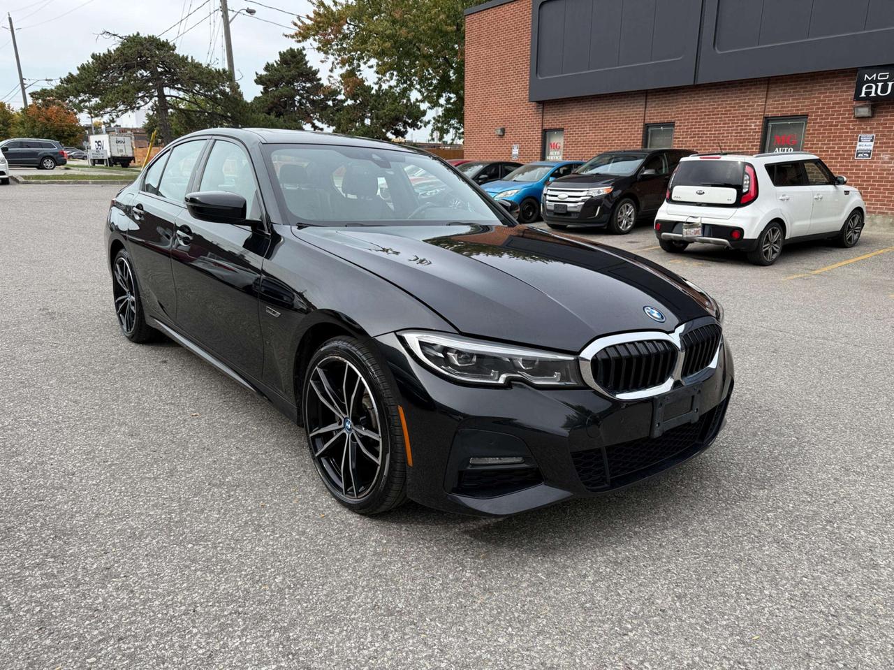 2022 BMW 3 Series 330e xDrive Plug-In Hybrid, M-sport package Photo2