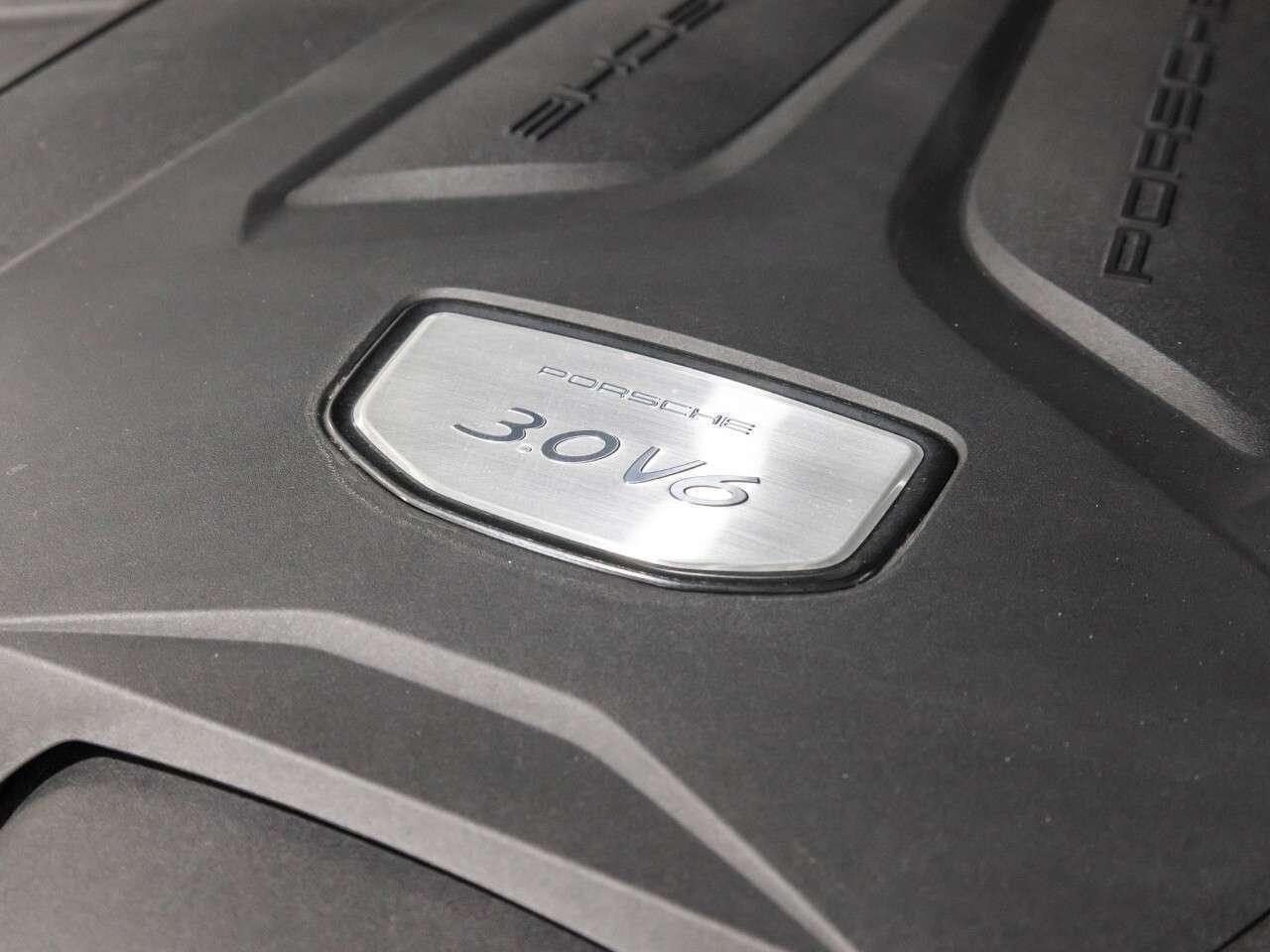 2023 Porsche Cayenne Coupe Platinum Edition Photo