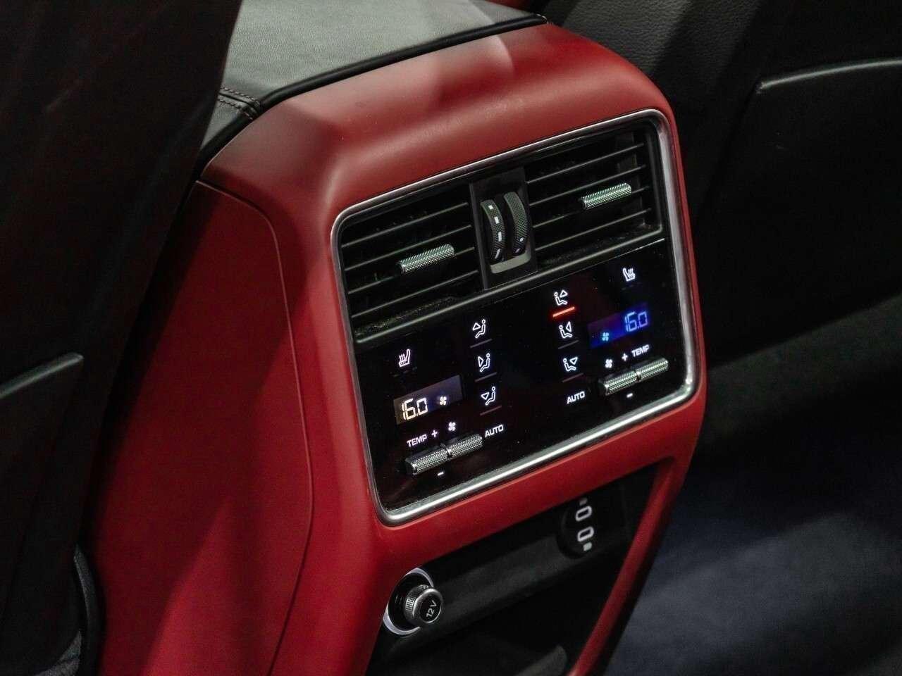 2023 Porsche Cayenne Coupe Platinum Edition Photo