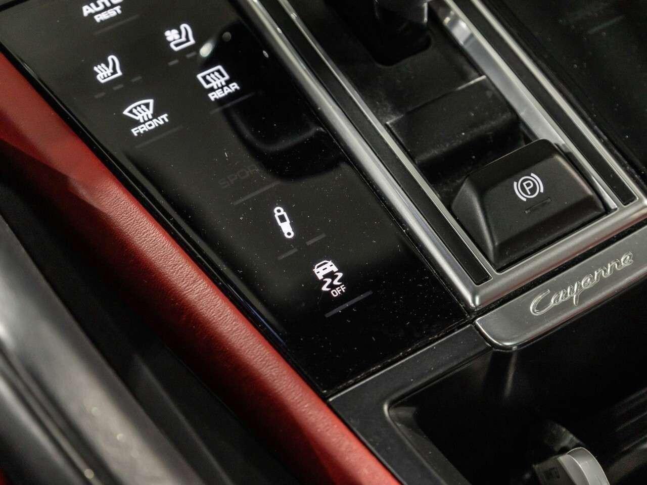 2023 Porsche Cayenne Coupe Platinum Edition Photo