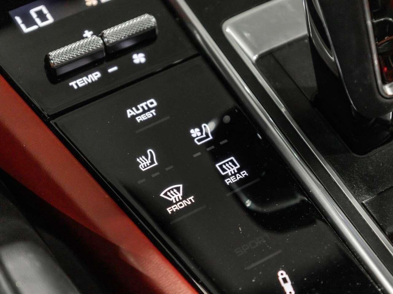 2023 Porsche Cayenne Coupe Platinum Edition Photo