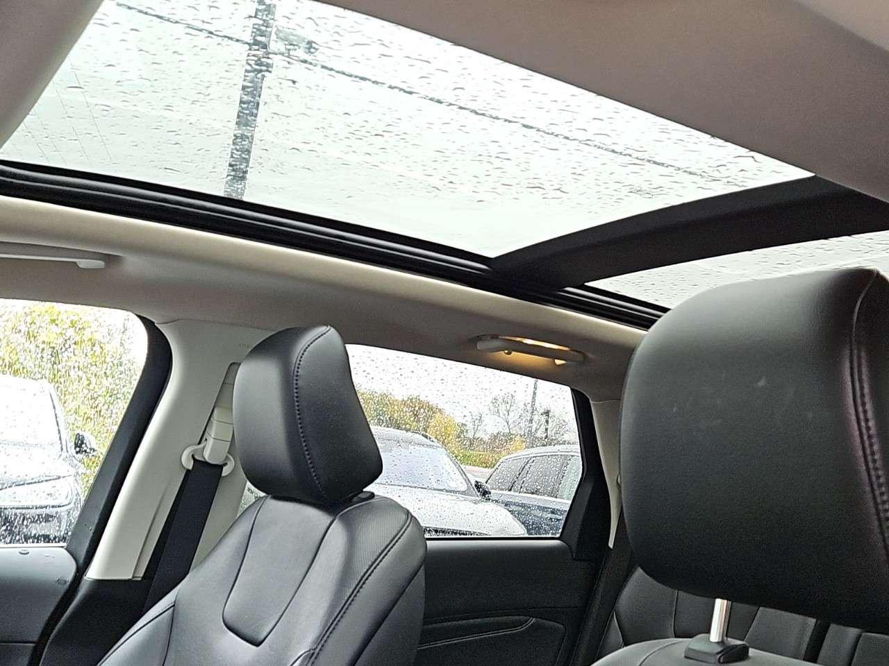 2020 Ford Edge TITANIUM    LOW KM!   MOONROOF    AWD   NAV Photo