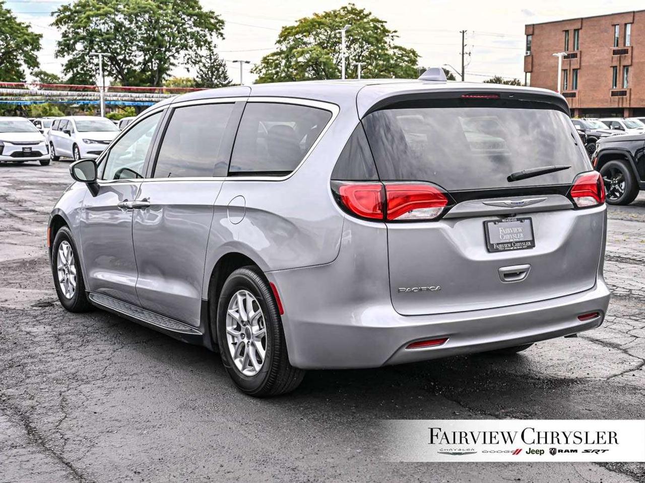 2020 Chrysler Pacifica LX FWD HEATED SEATS   HEATED STEERING WHEEL   REMOTE START   CARPLAY   BLUETOOTH   POWER SEAT Photo3