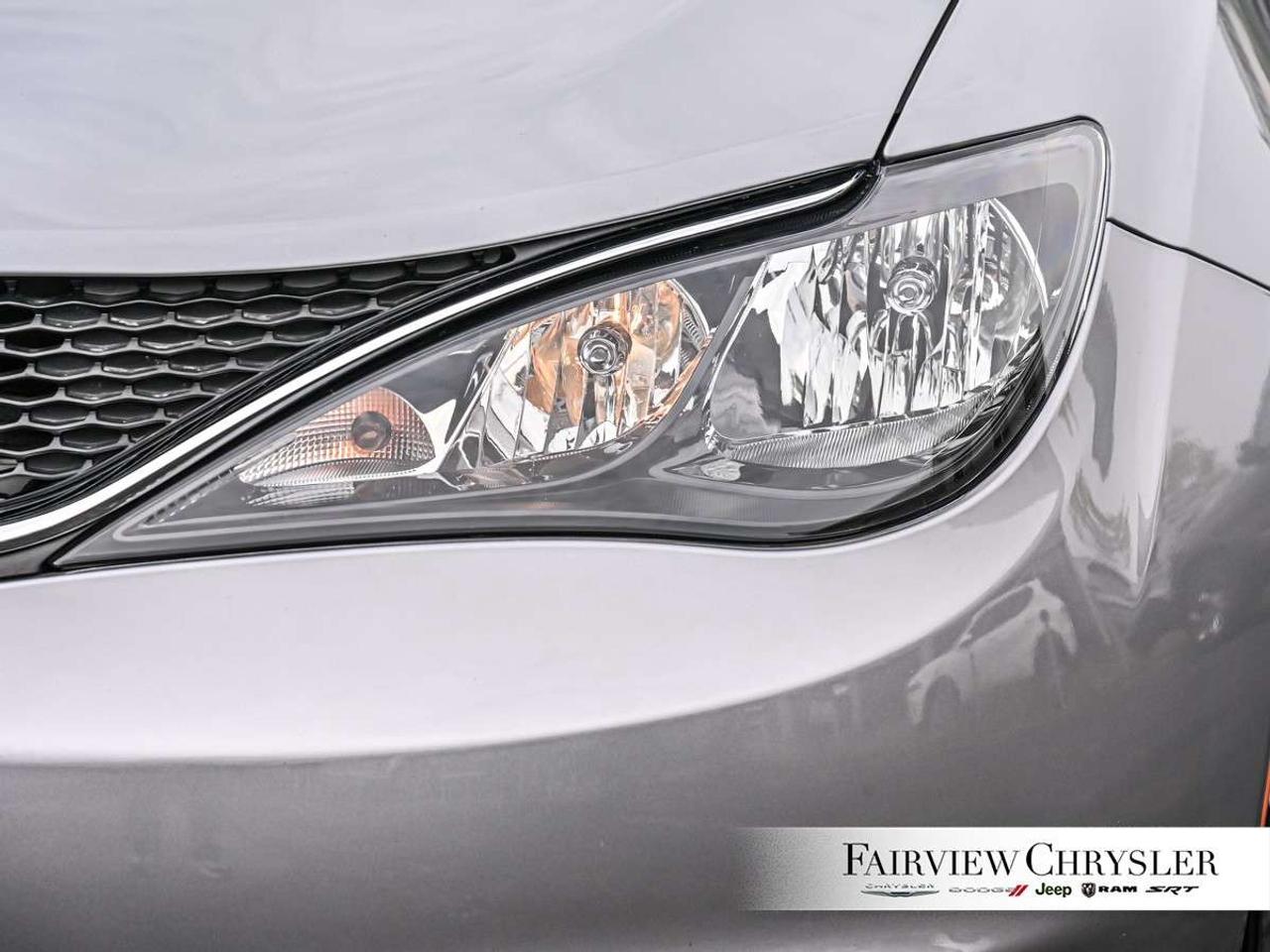 2020 Chrysler Pacifica LX FWD HEATED SEATS   HEATED STEERING WHEEL   REMOTE START   CARPLAY   BLUETOOTH   POWER SEAT Photo