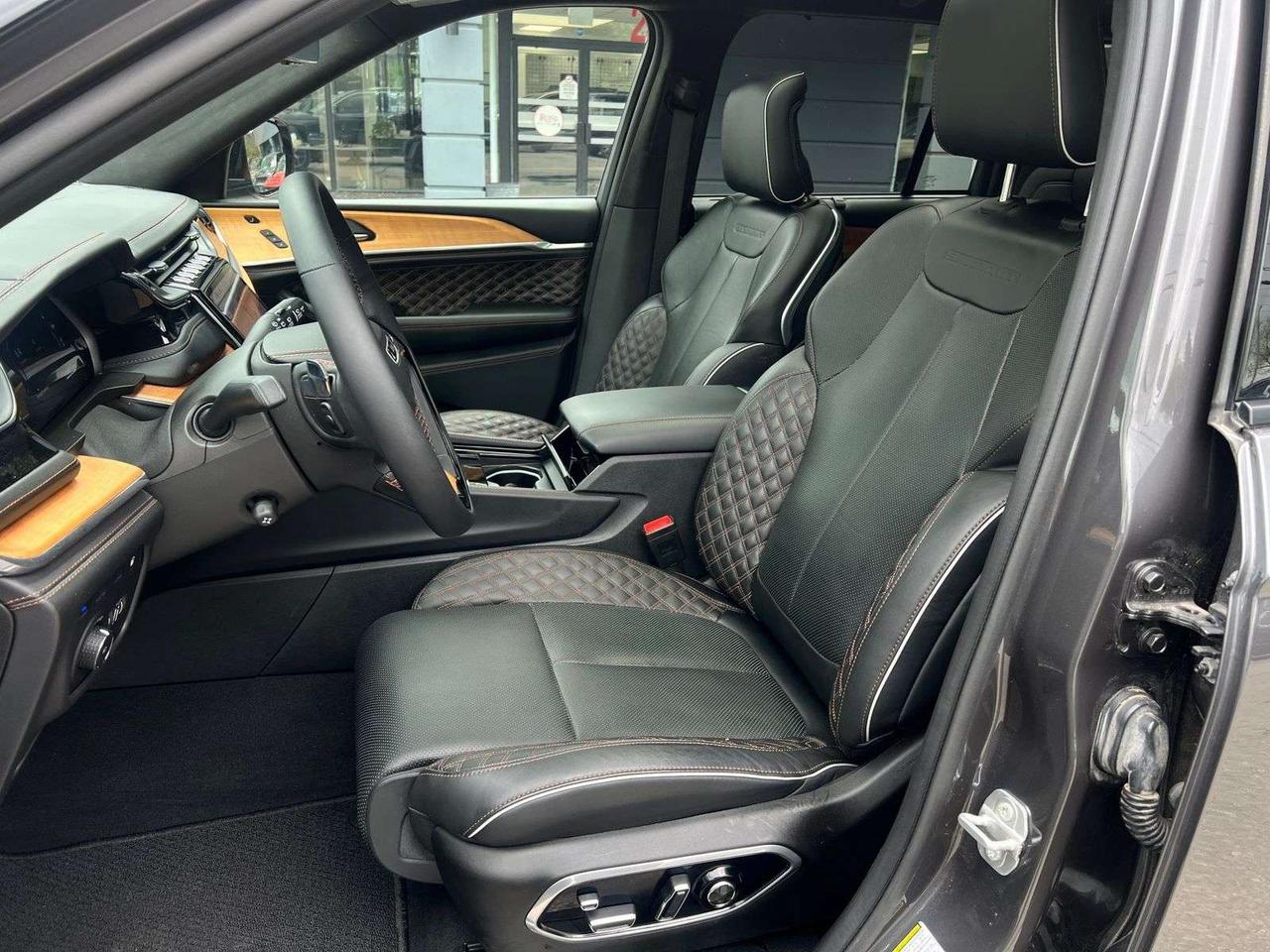 2023 Jeep Grand Cherokee Summit Reserve Photo