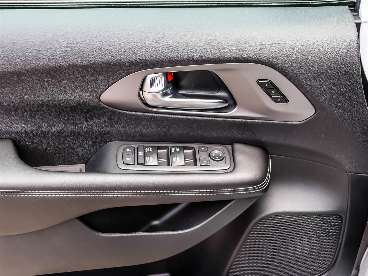 2027 Chrysler Pacifica Select AWD Photo