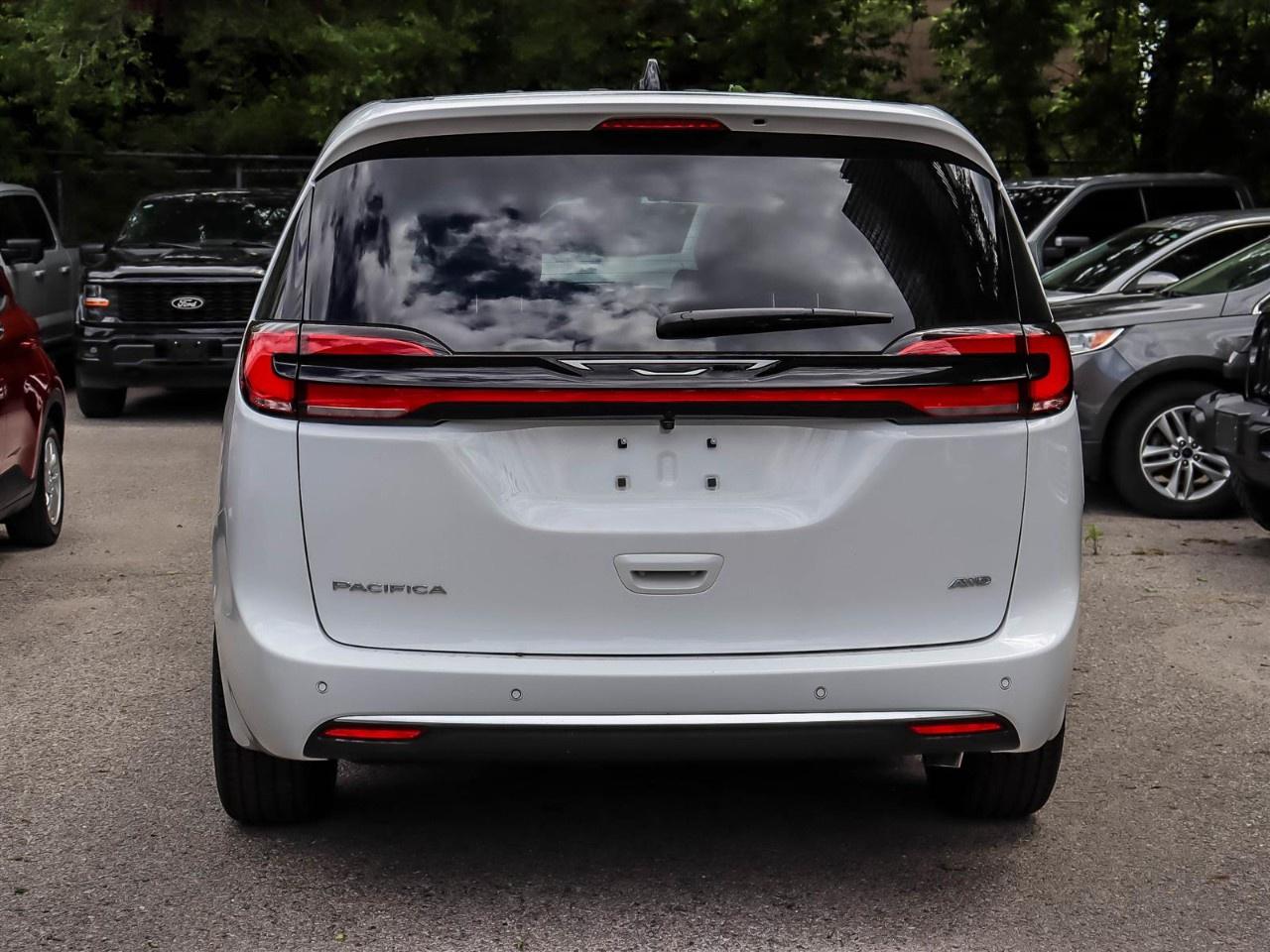 2027 Chrysler Pacifica Select AWD Photo