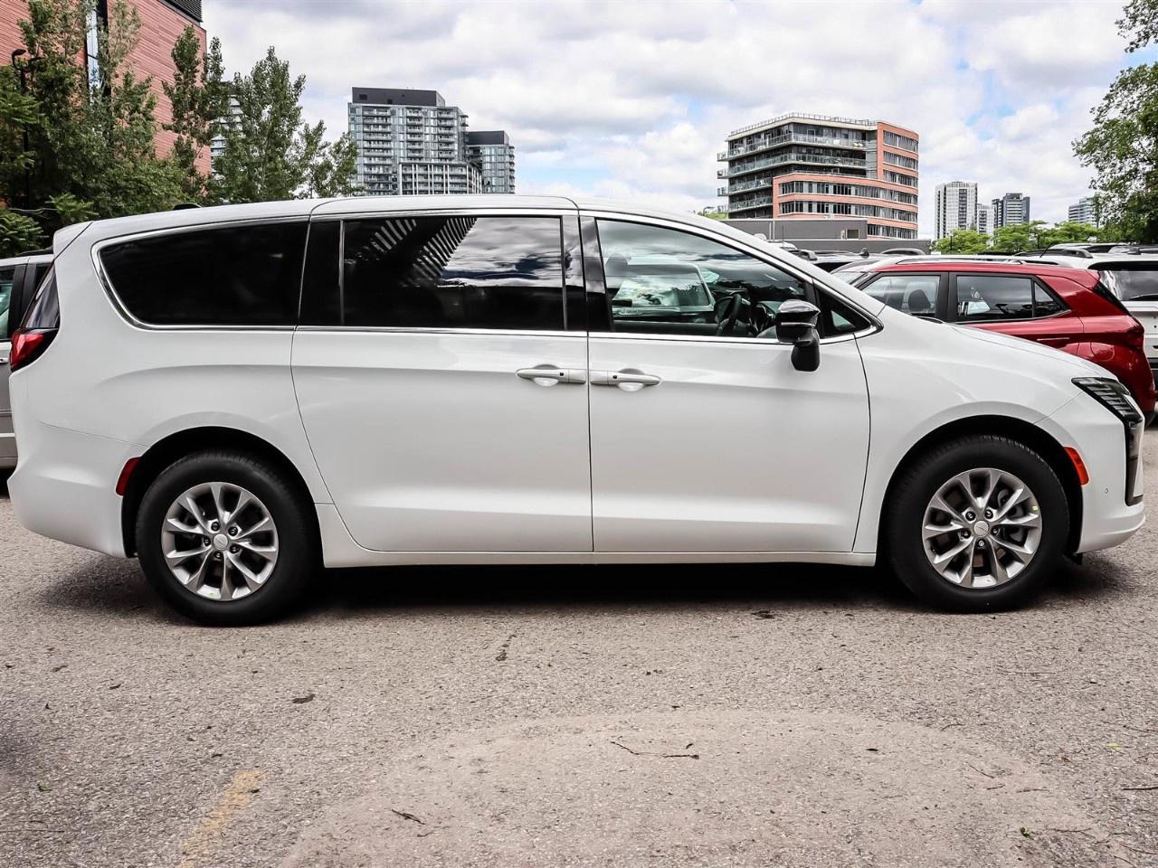 2027 Chrysler Pacifica Select AWD Photo