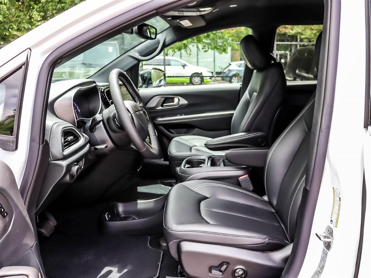 2027 Chrysler Pacifica Select AWD Photo