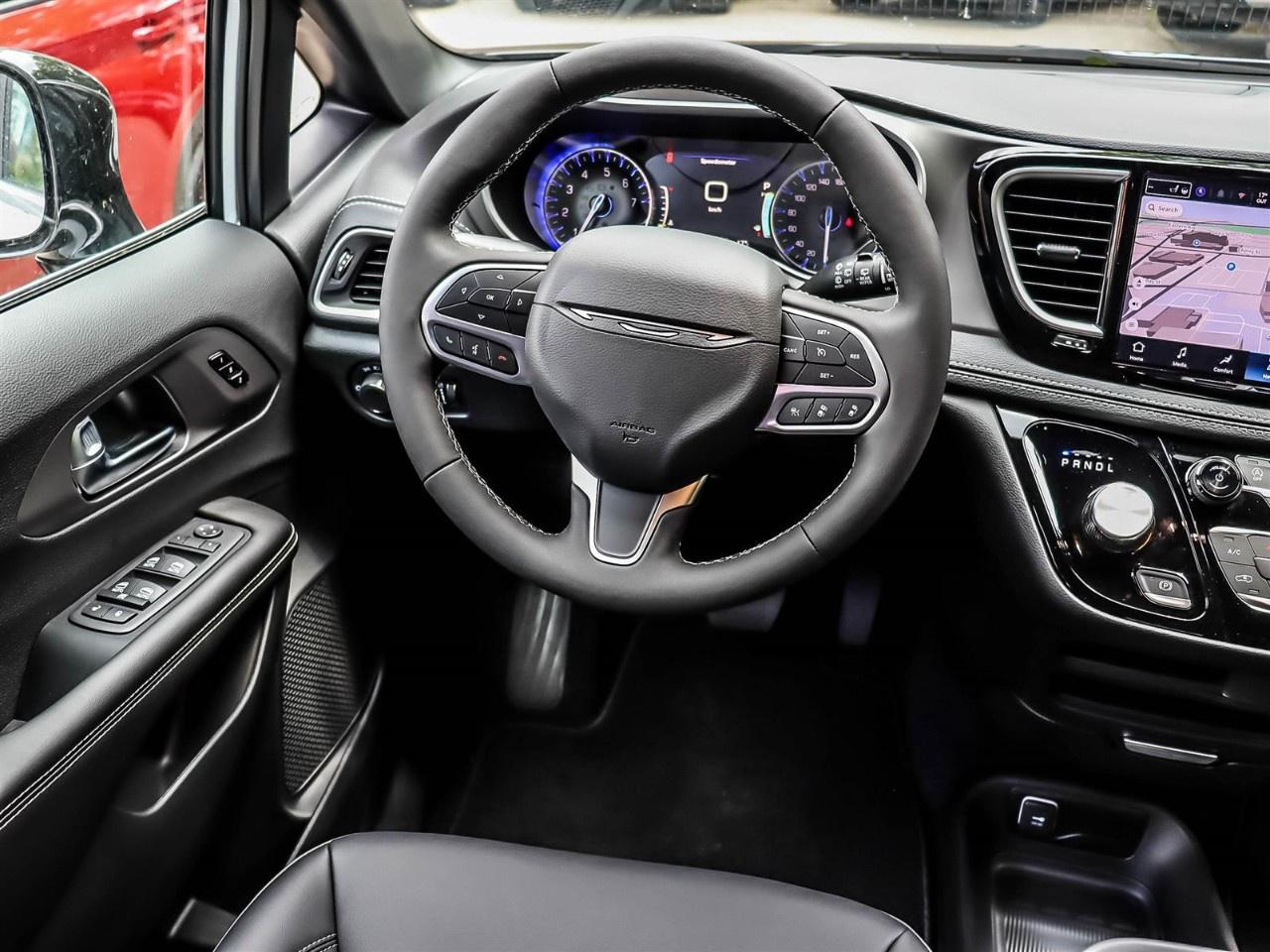 2027 Chrysler Pacifica Select AWD Photo