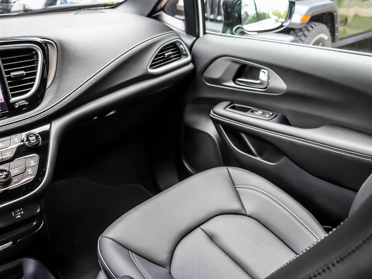 2027 Chrysler Pacifica Select AWD Photo