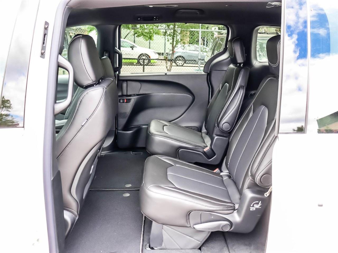 2027 Chrysler Pacifica Select AWD Photo
