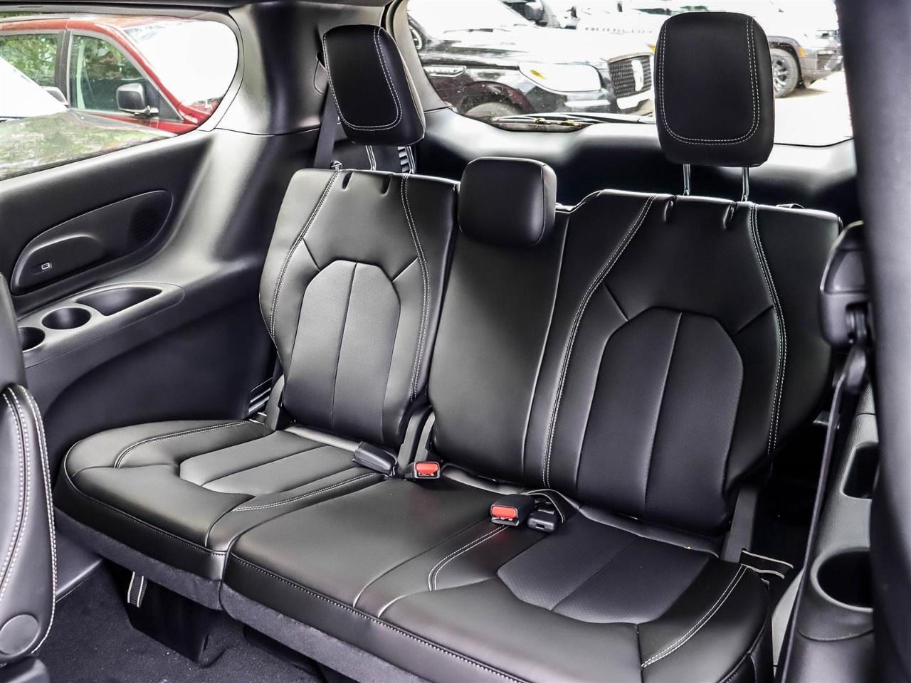 2027 Chrysler Pacifica Select AWD Photo