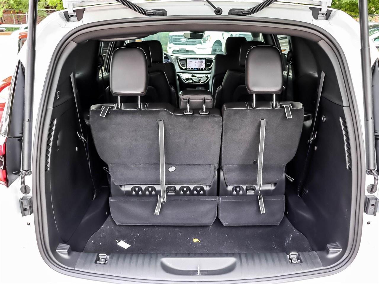 2027 Chrysler Pacifica Select AWD Photo