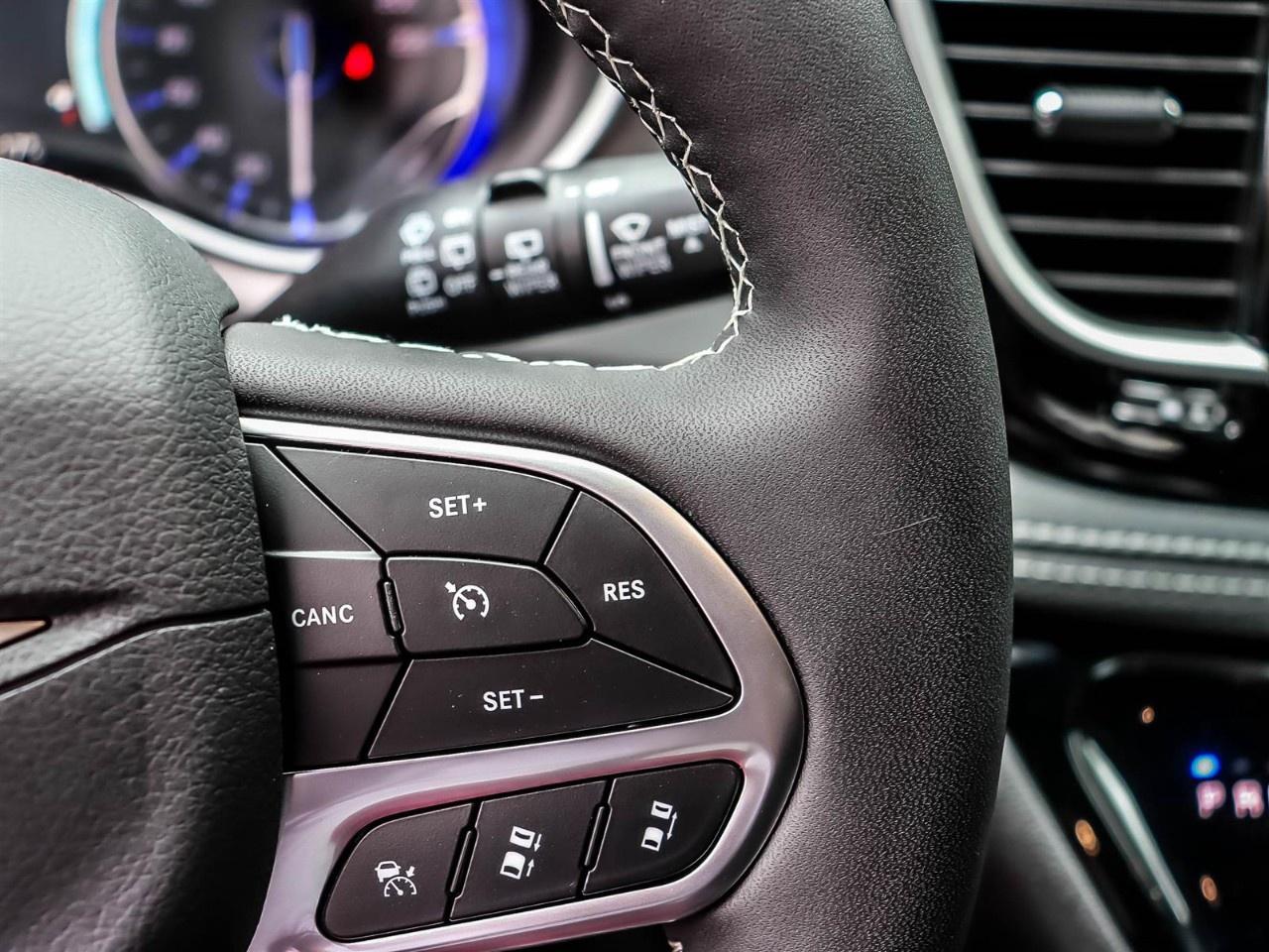 2027 Chrysler Pacifica Select AWD Photo