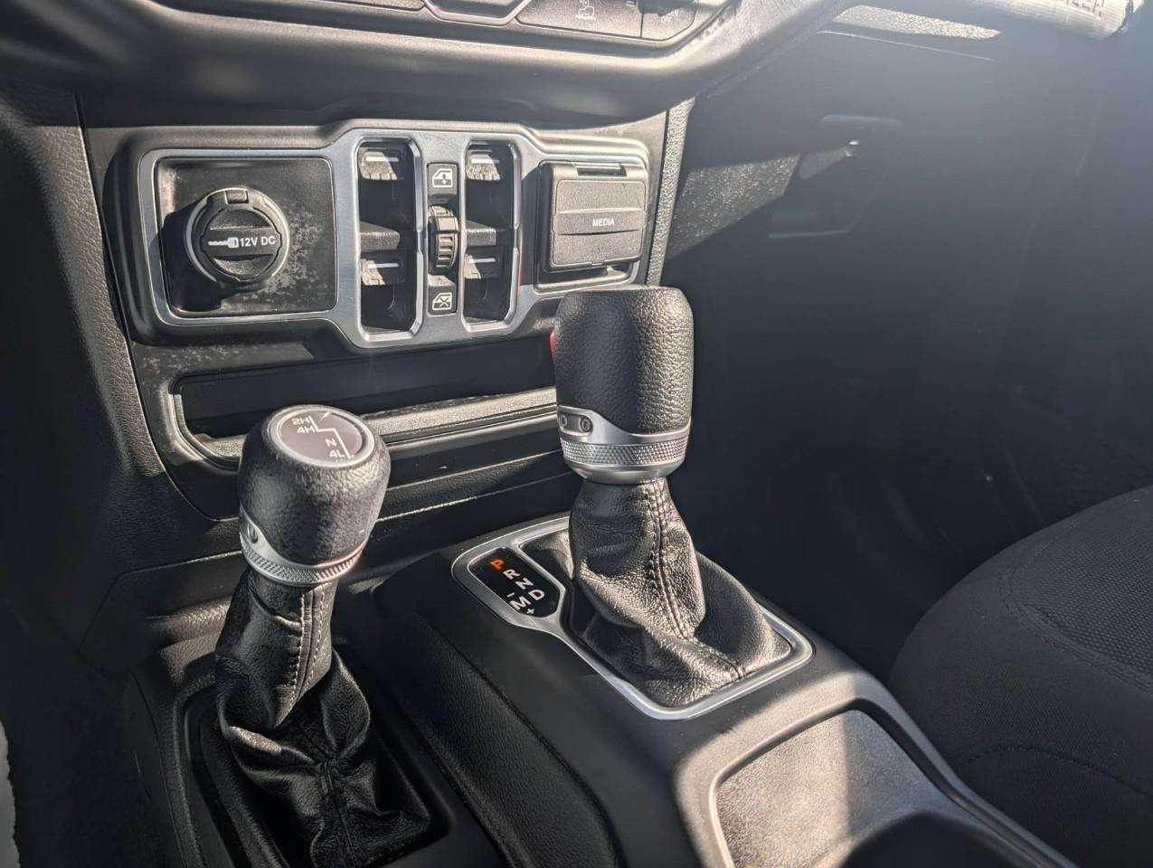 2023 Jeep Wrangler Sport Low KMS Photo